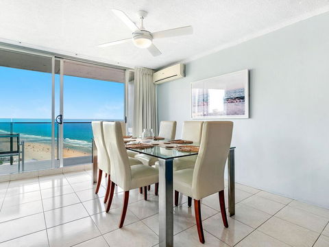 Absolute Beachfront In The Heart Of Surfers Paradi - Getaway Accommodation 3
