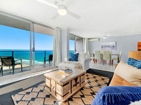 Absolute Beachfront In The Heart Of Surfers Paradi - Getaway Accommodation 0