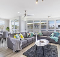 Absolute beachfront penthouse Castaways Beach - Getaway Accommodation