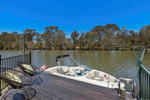 DOCK 08 Riverside Entertainer Pets Welcome - Getaway Accommodation 0