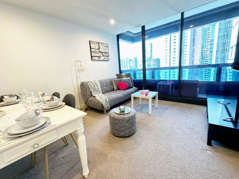 ES2410-2Bed 2Bath Vision Apt With Balcony, Pool & Gym - Getaway Accommodation 4