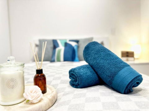 ES2410-2Bed 2Bath Vision Apt With Balcony, Pool & Gym - Getaway Accommodation 2