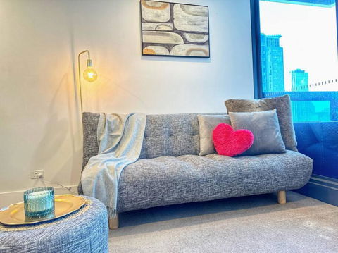 ES2410-2Bed 2Bath Vision Apt With Balcony, Pool & Gym - Getaway Accommodation 1