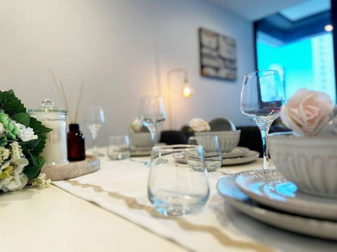 ES2410-2Bed 2Bath Vision Apt With Balcony, Pool & Gym - Getaway Accommodation 3