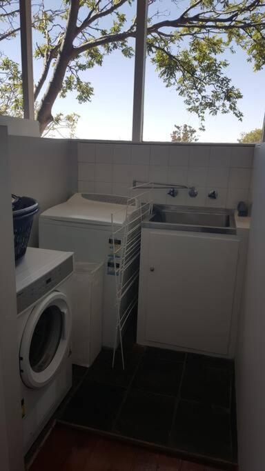 Family Home Prestigious Suburb Panoramic Views - Getaway Accommodation 2