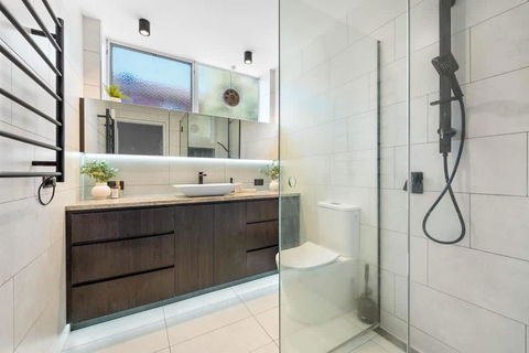 Gardenvale Prize With Private Courtyard Plus Parking - Getaway Accommodation 3