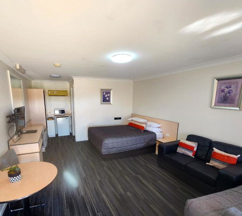Highway Inn Motel - Getaway Accommodation 1
