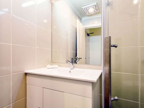 Ibis Styles Kingsgate Hotel - Getaway Accommodation 1