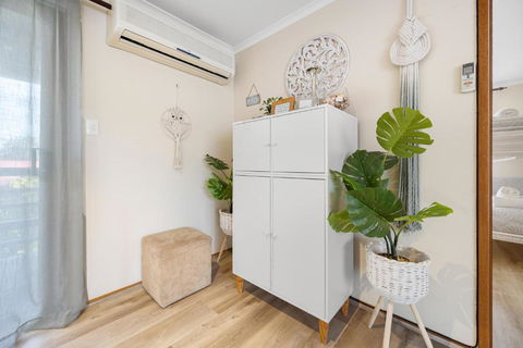 INVERLOCH - 2 Separate Houses In One! - Getaway Accommodation 3