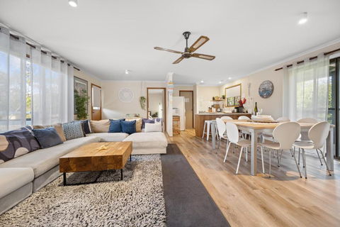 INVERLOCH - 2 Separate Houses In One! - Getaway Accommodation 2