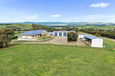 IRONBARK FARM Farmhouse On 52 Acres In The Scenic Yarra Valley - Getaway Accommodation 1