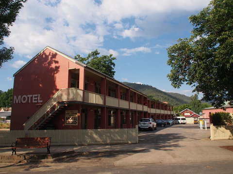 Alpine Hotel Bright - Getaway Accommodation 0