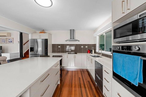 Manta Ray On The Beach - Getaway Accommodation 0