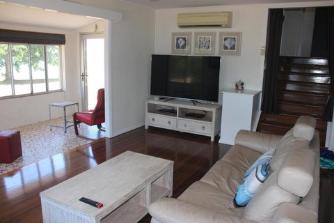 Manta Ray On The Beach - Getaway Accommodation 3