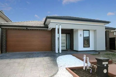 Mel South East Huge Luxury Home - Getaway Accommodation 0