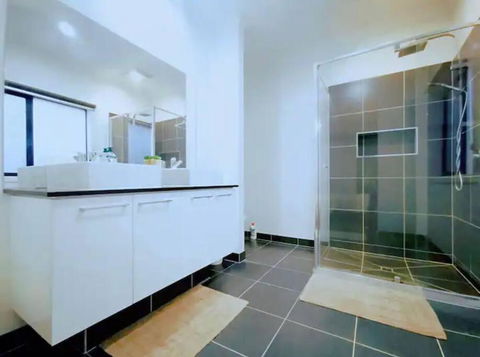 Mel South East Huge Luxury Home - Getaway Accommodation 2