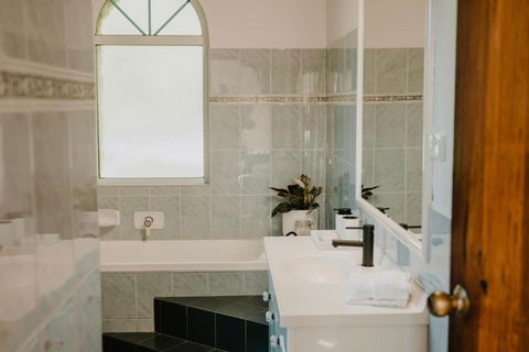 Misty Mountain Manor - Getaway Accommodation 3