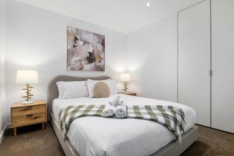 Modern 2BR Apt W City Views, Balcony & Wi-Fi - Getaway Accommodation 3