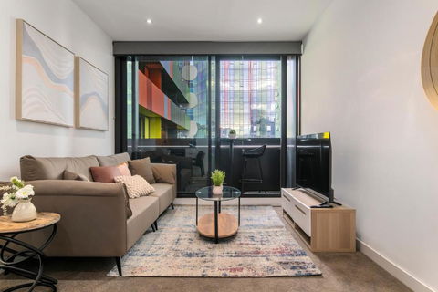Modern 2BR Apt W City Views, Balcony & Wi-Fi - Getaway Accommodation 0