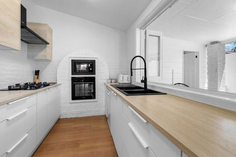 Modern Character Filled Cottage - Getaway Accommodation 2