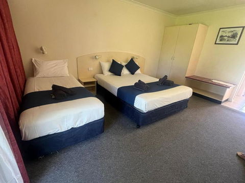 Outback Quarters Motel Hay And Restaurant - Getaway Accommodation 2
