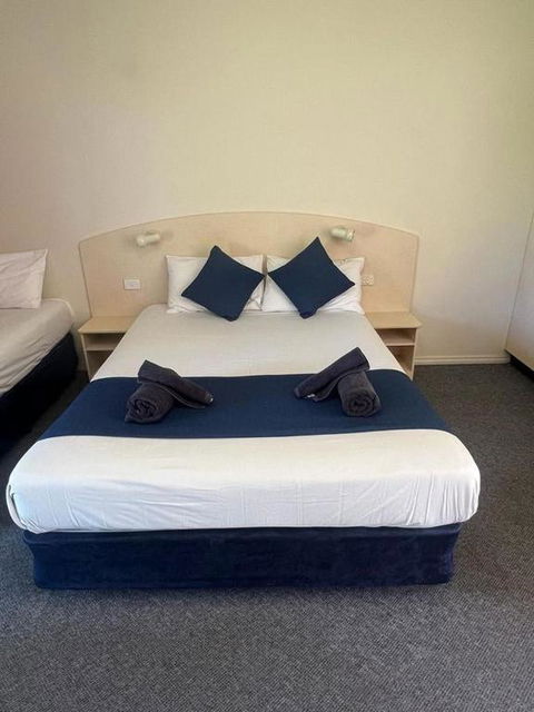Outback Quarters Motel Hay And Restaurant - Getaway Accommodation 3