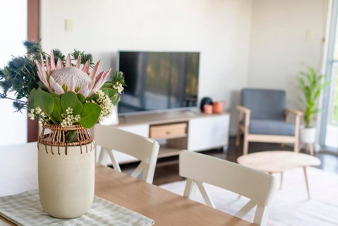 Peaceful Hills Escape: Charming 2-Story Retreat - Getaway Accommodation 3