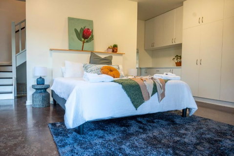 Peaceful Hills Escape: Charming 2-Story Retreat - Getaway Accommodation 2