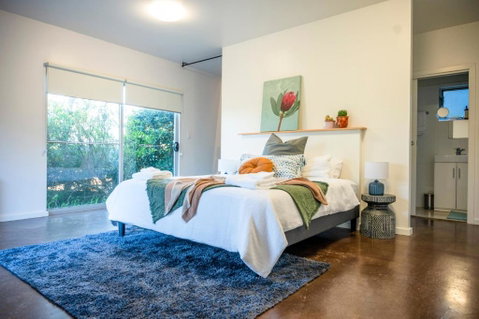 Peaceful Hills Escape: Charming 2-Story Retreat - Getaway Accommodation 0