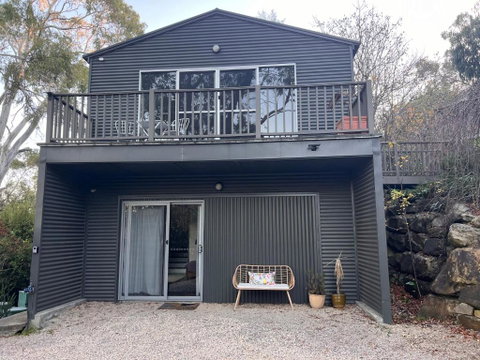 Peaceful Hills Escape: Charming 2-Story Retreat - Getaway Accommodation 1