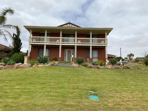 Pelican Retreat - Corporate / Tradie / Family - Getaway Accommodation 1