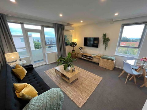 Penthouse In Sandringham With Panoramic Bay Views - Getaway Accommodation 0