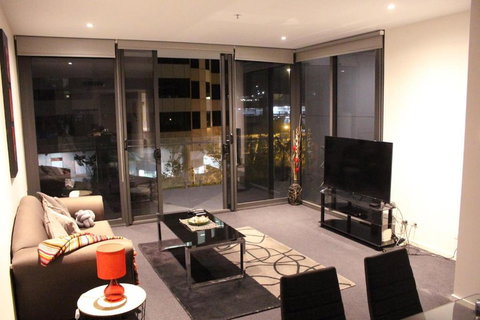 Perfectly Located Modern Apartment - Canberra CBD - Getaway Accommodation 1