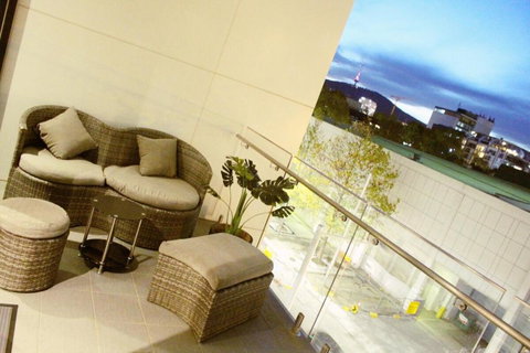 Perfectly Located Modern Apartment - Canberra CBD - Getaway Accommodation 3