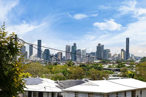 Pet Friendly Family Home In Brisbane - Relocations And Family Stays - Fast Internet - Parking - Netflix - Getaway Accommodation 1