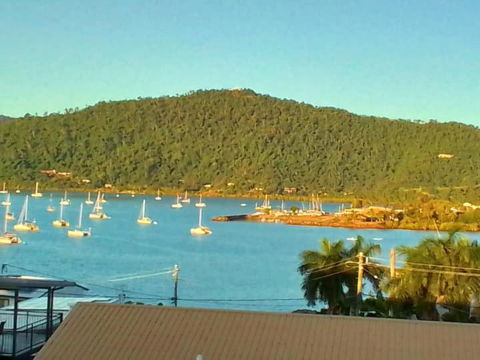 QCWA Cheerful Cottage - Airlie Beach - Getaway Accommodation 0