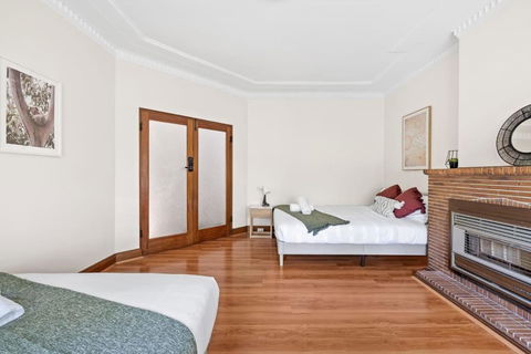 Quadruple Room - Near Transport & Shops - Shared Bathroom - Getaway Accommodation 0