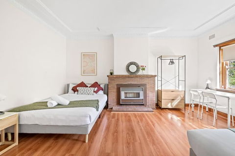 Quadruple Room - Near Transport & Shops - Shared Bathroom - Getaway Accommodation 2
