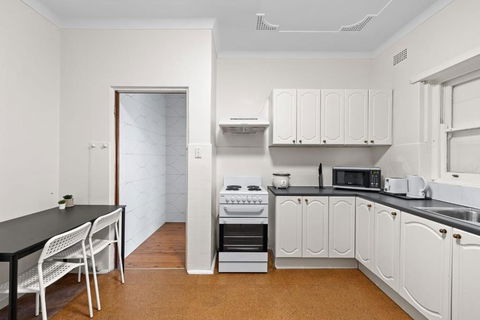 Quadruple Room - Near Transport & Shops - Shared Bathroom - Getaway Accommodation 3
