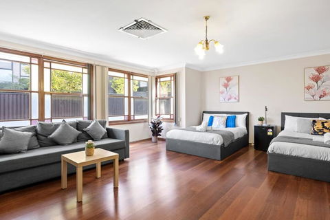Quadruple Room W Ensuite In Gordon Near Train & Bus - Getaway Accommodation 0
