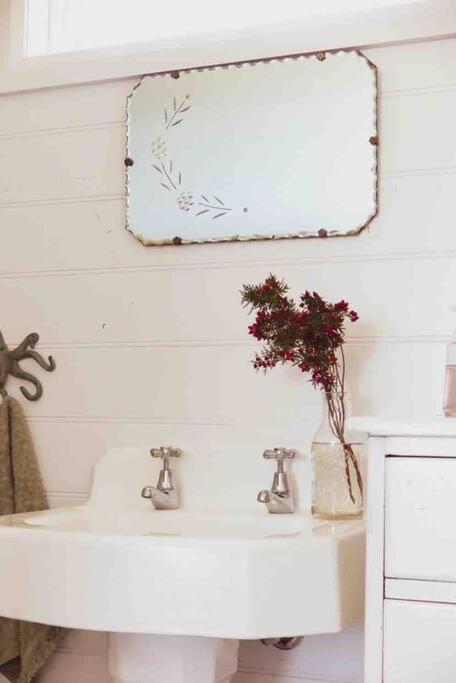 Quaint And Intimate 1-bed Seaside Cottage - Getaway Accommodation 3