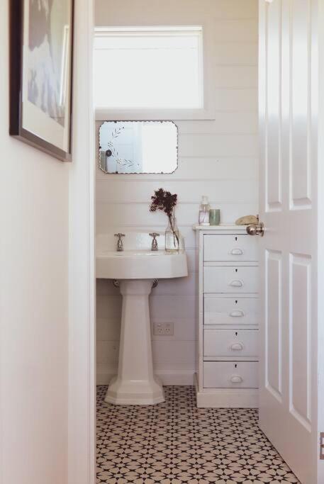 Quaint And Intimate 1-bed Seaside Cottage - Getaway Accommodation 2