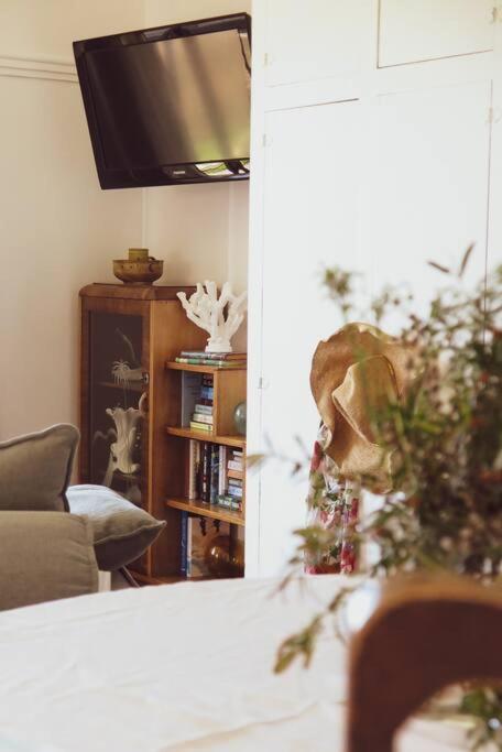 Quaint And Intimate 1-bed Seaside Cottage - Getaway Accommodation 1