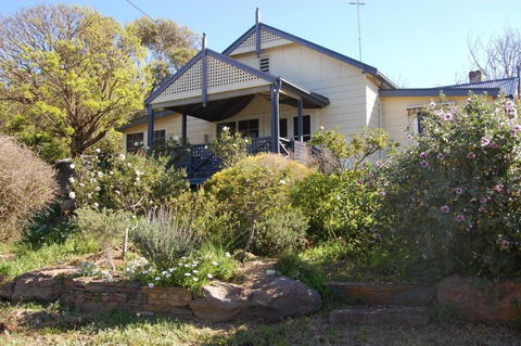 Quaint Cottage Nestled Amongst The Trees - Getaway Accommodation 0
