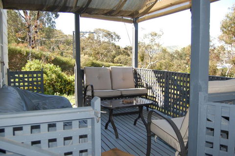 Quaint Cottage Nestled Amongst The Trees - Getaway Accommodation 2
