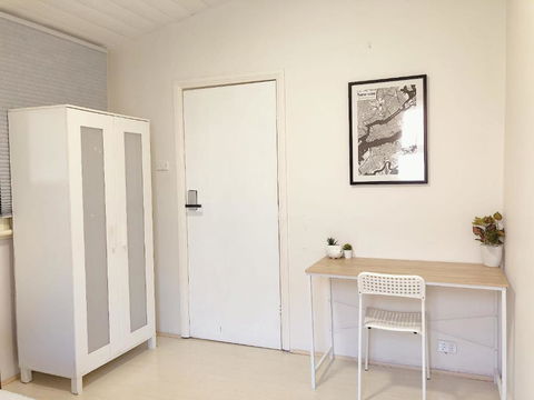Quaint Double Or Queen Room - Mins To Stations&UNSW - Shared Bathroom - Getaway Accommodation 2