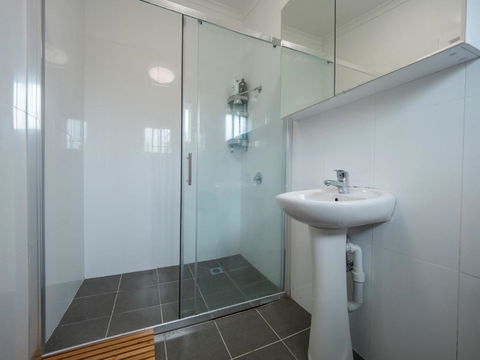 Quaint Double Or Queen Room - Mins To Stations&UNSW - Shared Bathroom - Getaway Accommodation 3