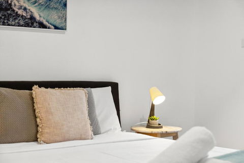 Quaint Double Room - Centrally Located At Glenfield - Shared Bathroom - Getaway Accommodation 2