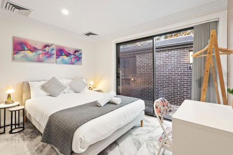 Quaint Double Room - Centrally Located At Glenfield - Shared Bathroom - Getaway Accommodation 1