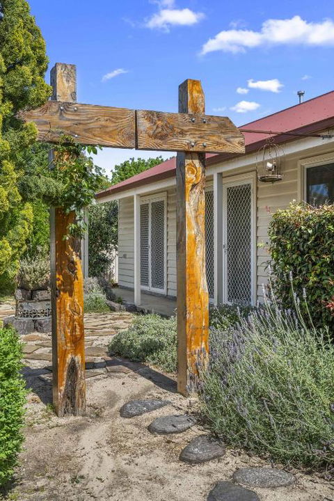 Quaint Garden Oasis With Free Parking - Getaway Accommodation 2